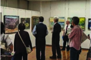 小材支部長による公募展作品講評の様子