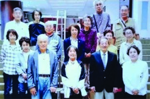 巡回展会場で佐藤常務理事を囲んで支部の皆さん